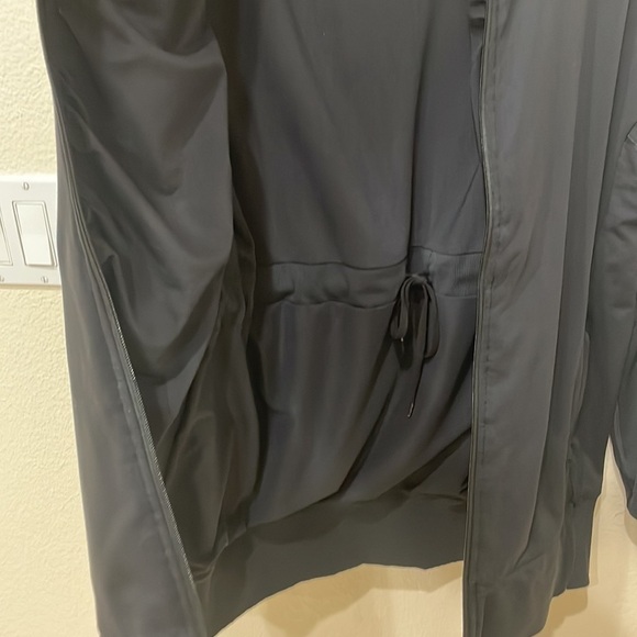 Lululemon Black Reversible Jacket—Beautiful Fabric—Pockets—Excellent Condition! - Picture 10 of 10